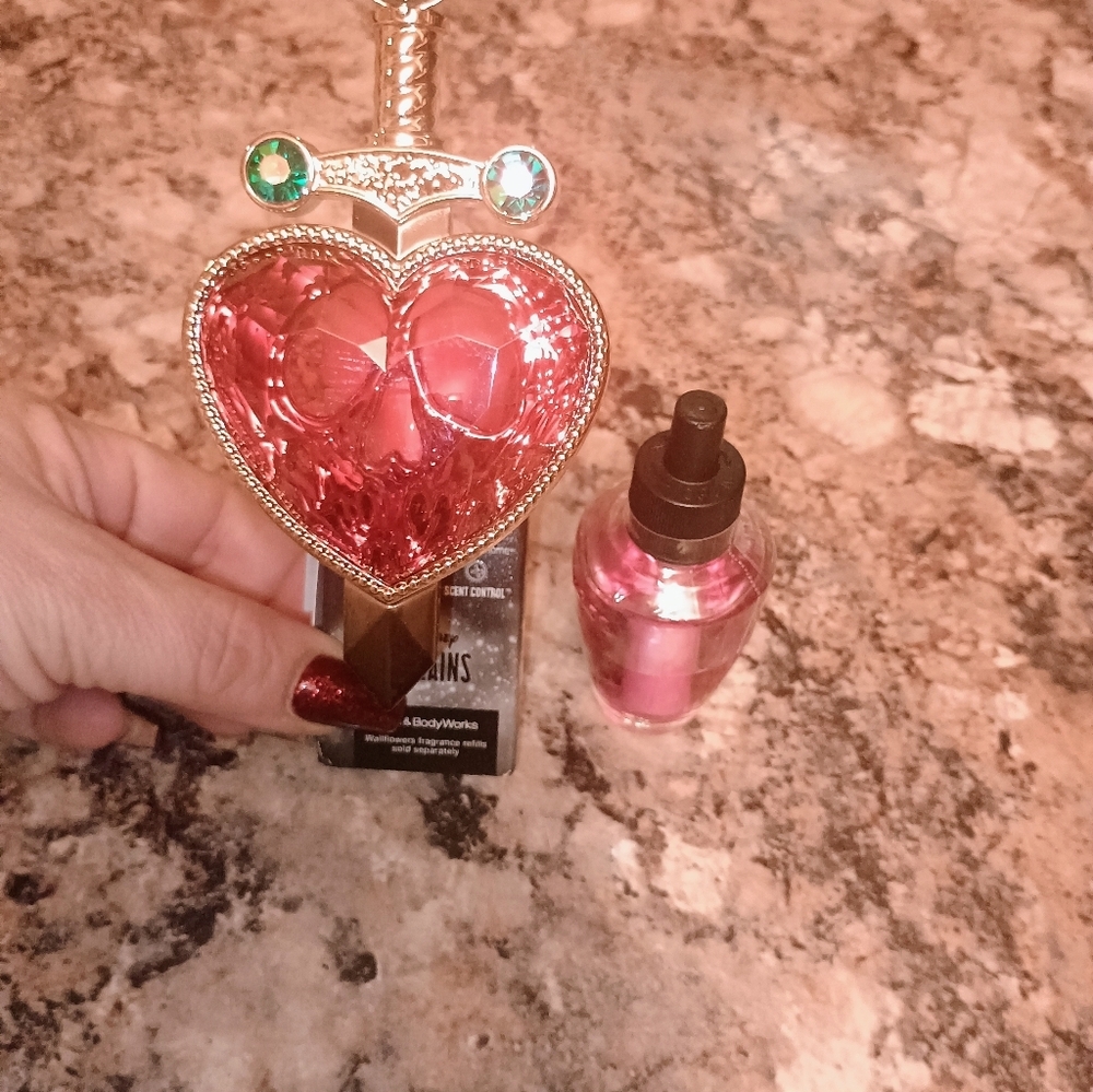 Bath & Body Works Disney villains evil Queen wallflower lights up 24/7